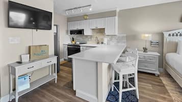 Appart'hôtel, 1 chambre | Cuisine privée | Cafetière/bouilloire, réfrigérateur, micro-ondes, four