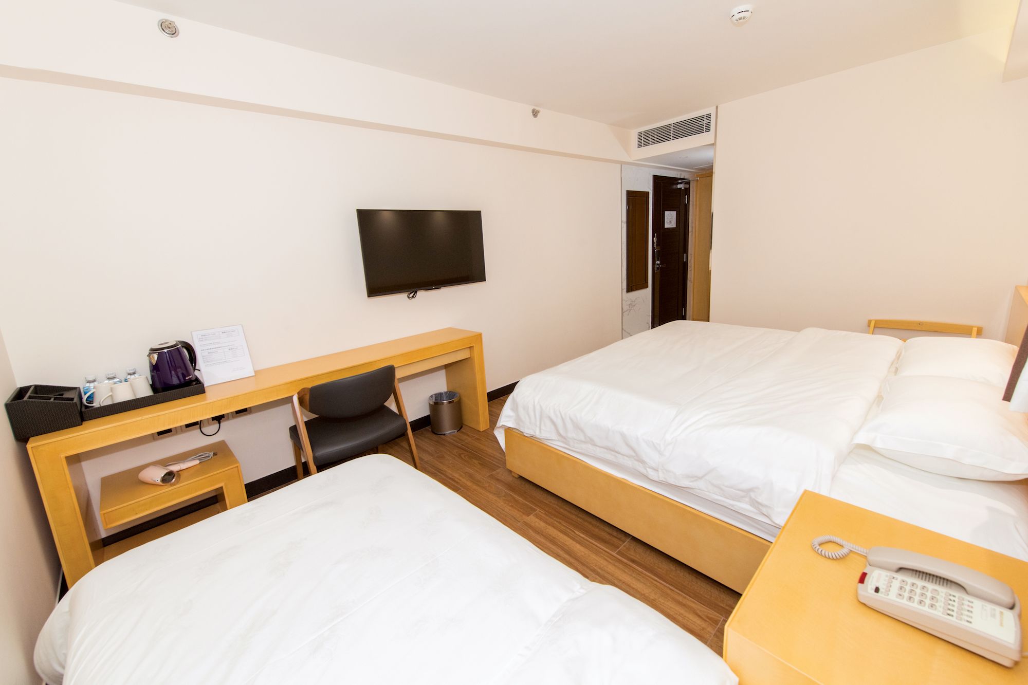 family room | desk, free wifi