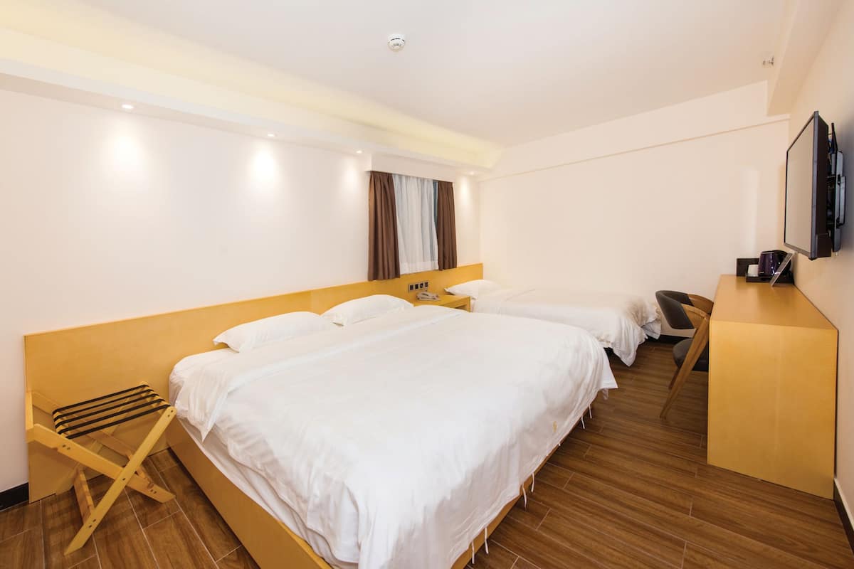 Family Room | Desk, free WiFi