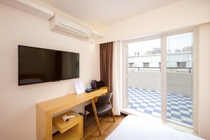 Family Room | Bathroom | Shower, free toiletries, hair dryer, slippers