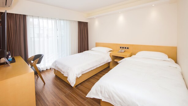 A hotel room with two beds, a desk, and a chair. - San Tung Fong Commercial Inn South Wing (Macau)