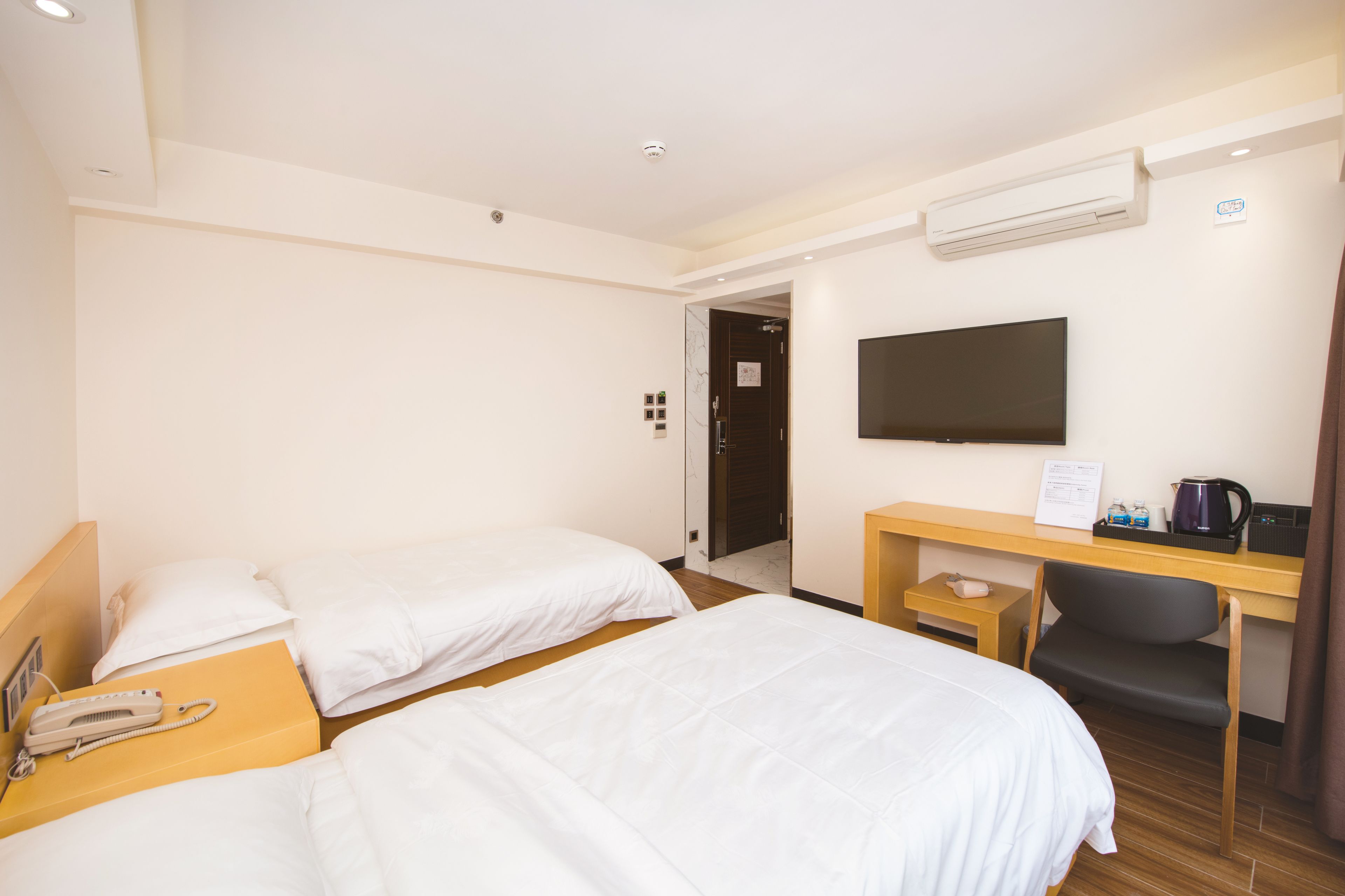 superior room | desk, free wifi