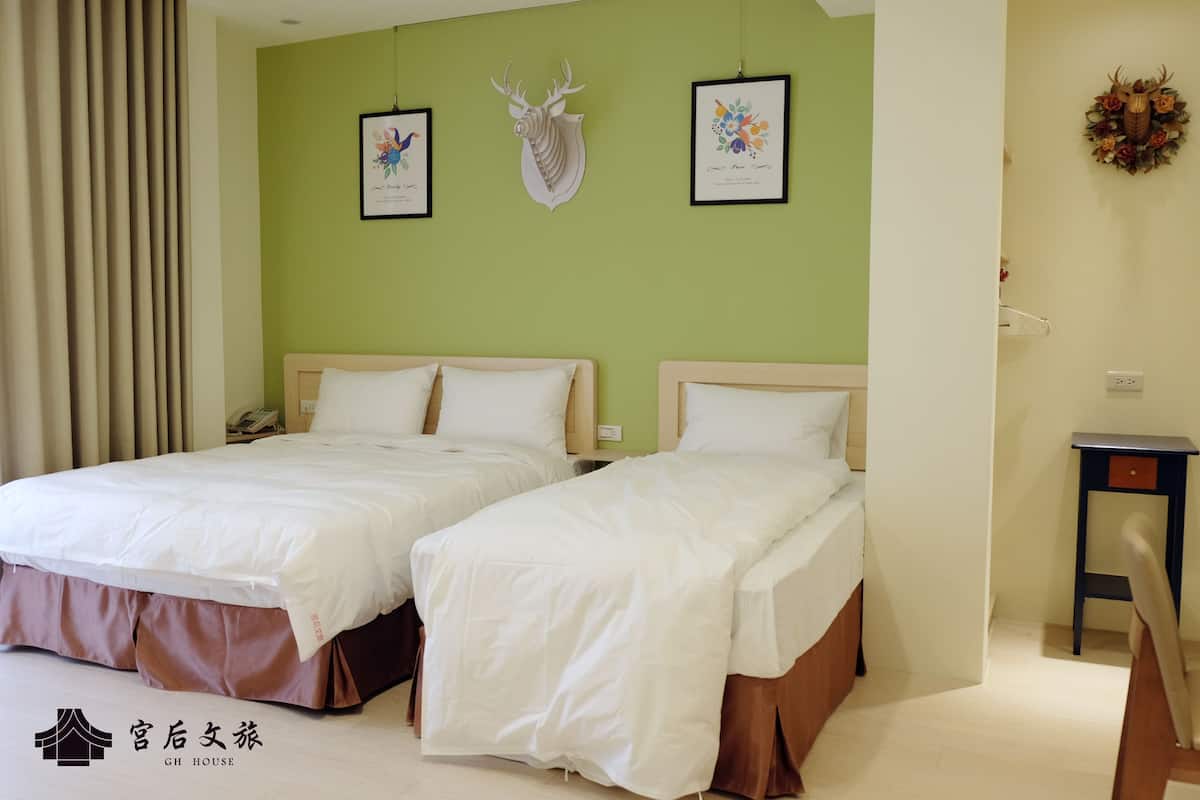 Phòng 3 Deluxe | Trang bị nội thất với thiết kế riêng biệt, bàn, màn/rèm cản sáng