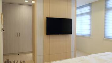 Classic-sviitti, 2 yhden hengen sänkyä | Yksilöllisesti kalustettu, työpöytä, pimennysverhot, lisävuoteet