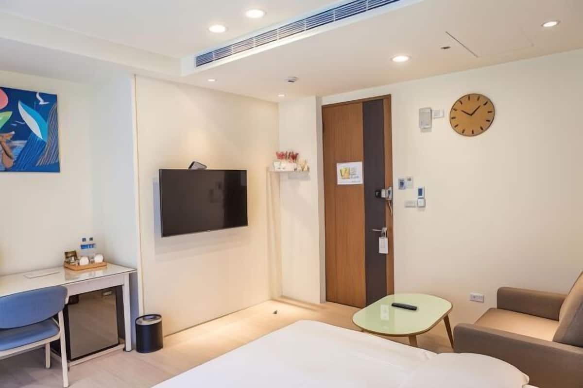 Trang bị nội thất với thiết kế riêng biệt, bàn, màn/rèm cản sáng