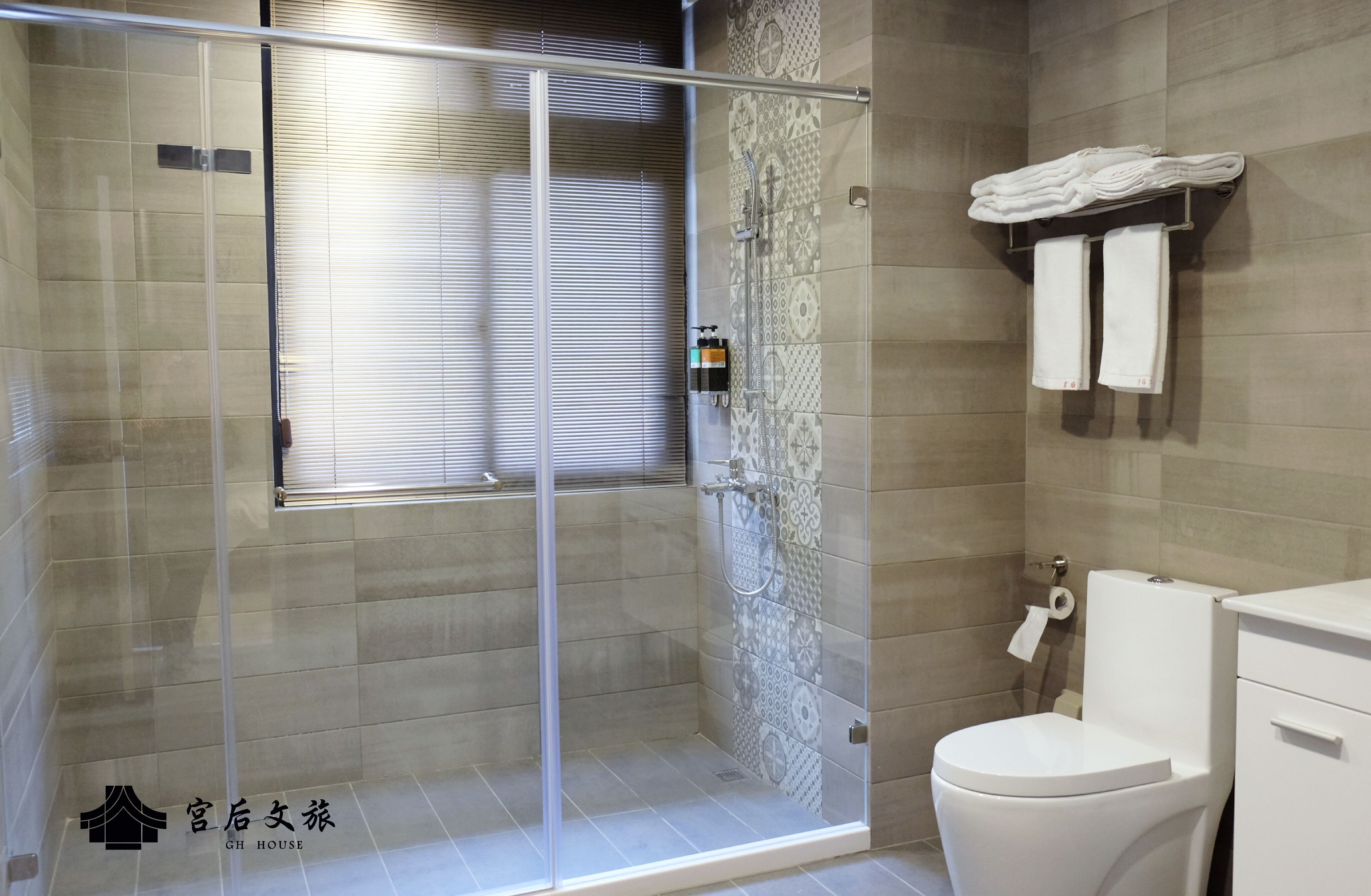 Phòng đôi phong cách cổ điển | Phòng tắm | Buồng tắm vòi sen, đồ dùng nhà tắm được thiết kế riêng, máy sấy tóc 