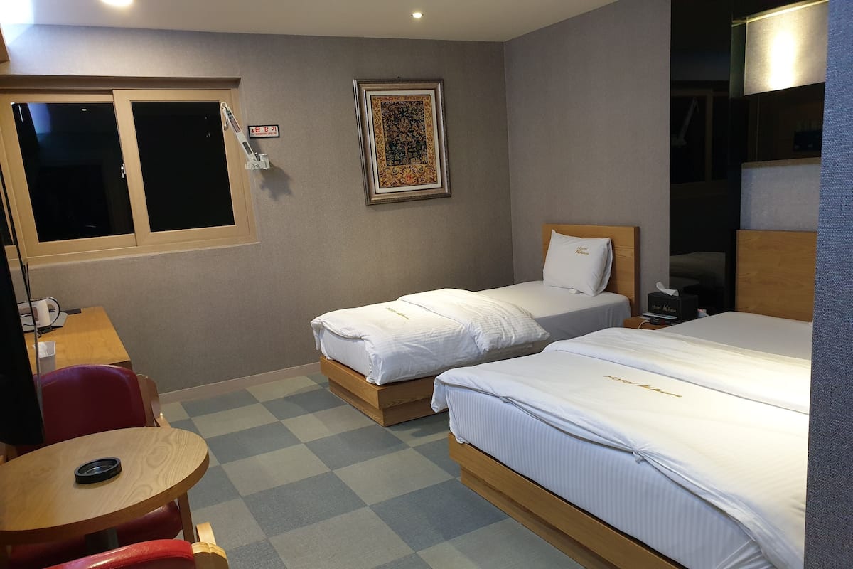Free WiFi, bed sheets