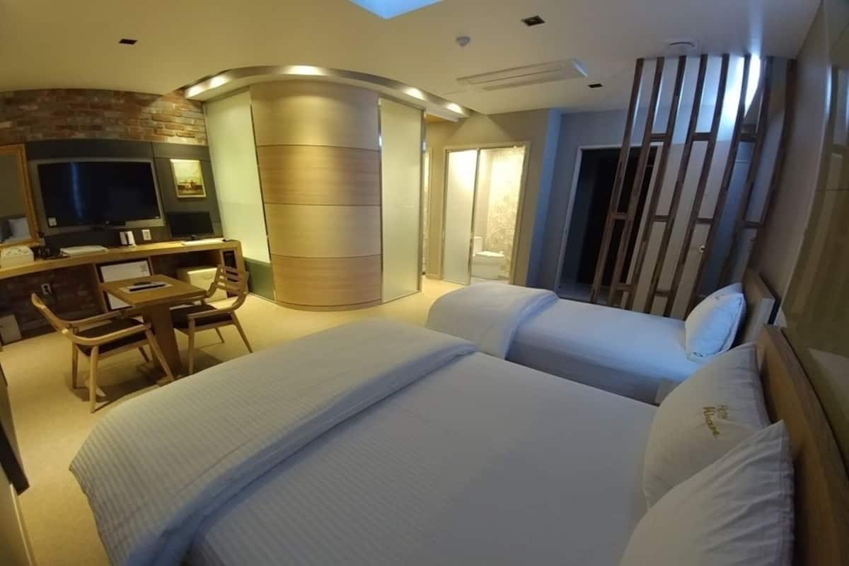 Free WiFi, bed sheets