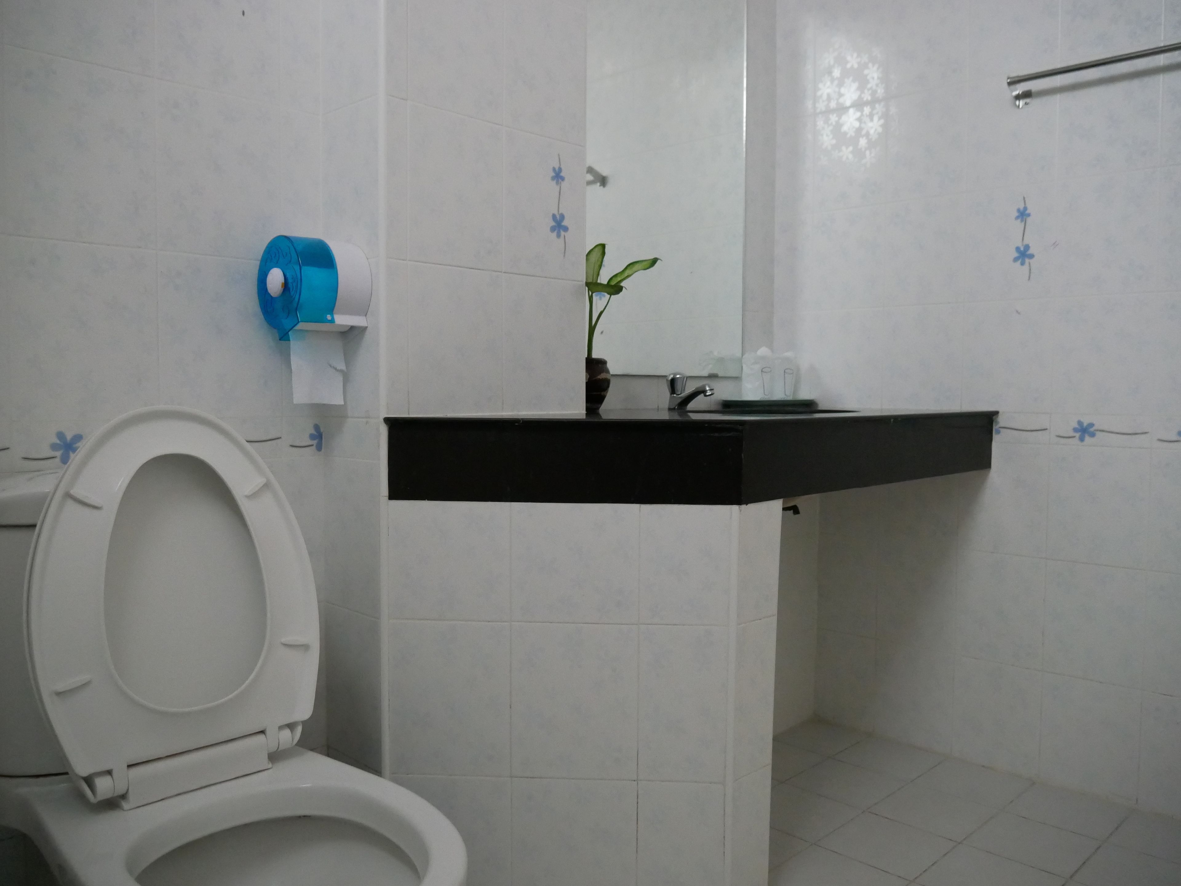 Standard Triple Room | Bathroom | Shower, free toiletries, towels