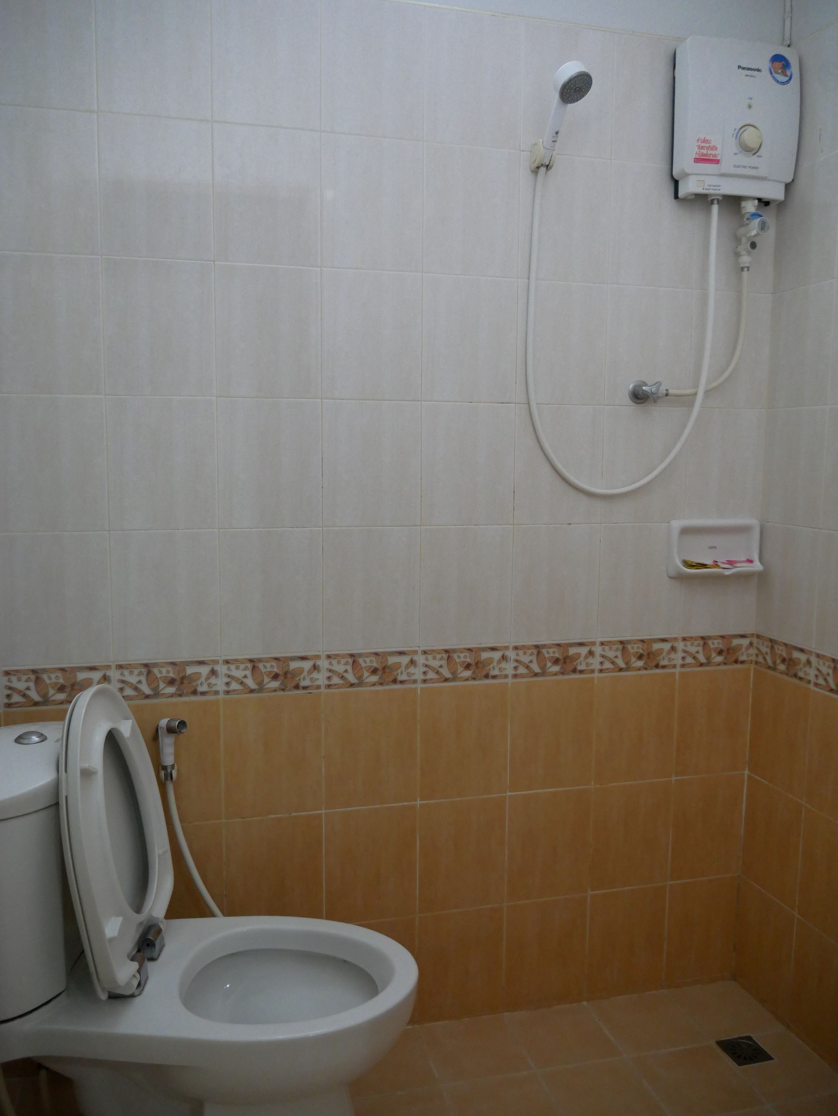 Standard Double Room | Bathroom | Shower, free toiletries, towels