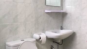 Chambre Standard | Salle de bain | Douche, articles de toilette gratuits, serviettes fournies