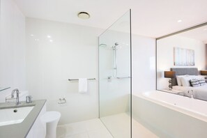 Baignoire à remous, séchoir à cheveux, serviettes fournies