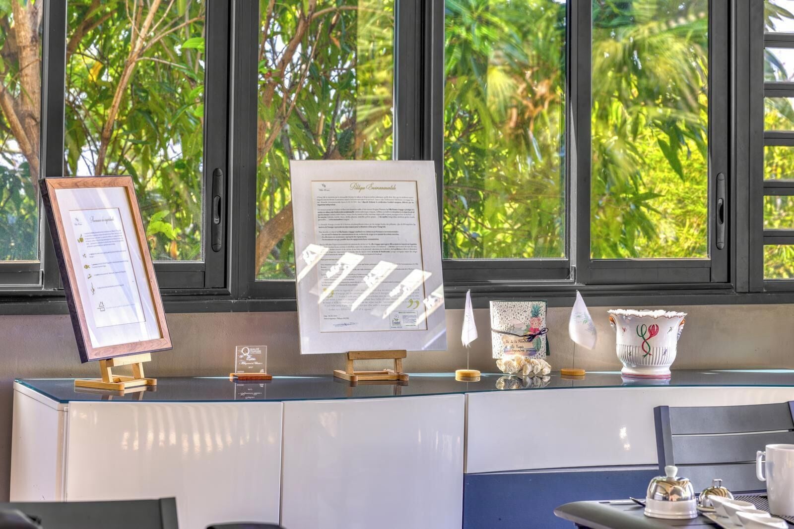 Se sirven desayunos y cocina internacional, con vista a la piscina 
