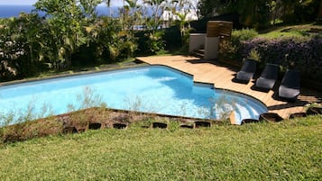 AuĂenpool, Sonnenschirme, LiegestĂŒhle