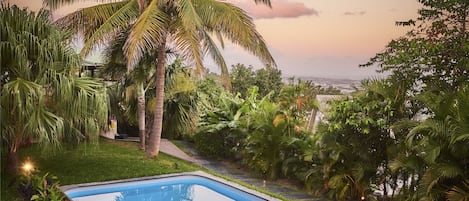 Piscine extérieure, parasols, chaises longues