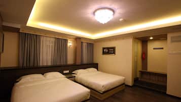 Deluxe Quadruple Room, 2 Katil Ratu (Queen) | Peti besi dalam bilik, meja, seterika/papan seterika