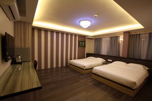 Deluxe Quadruple Room, 2 Queen Beds