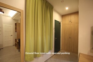 Habitación familiar, varias camas | Caja de seguridad en la habitación y escritorio 