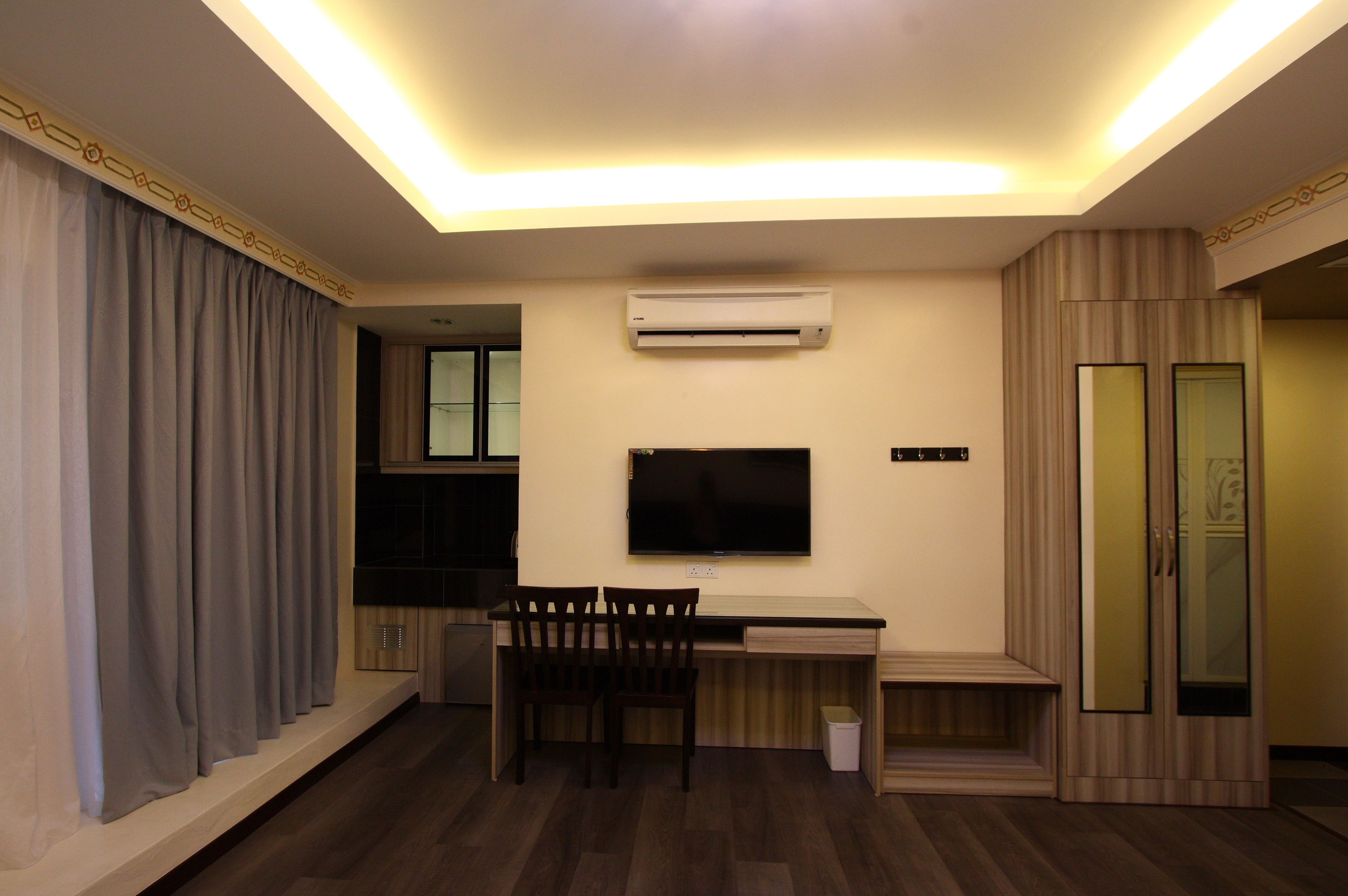 Deluxe Quadruple Room, 2 Katil Ratu (Queen) | Peti besi dalam bilik, meja, seterika/papan seterika 