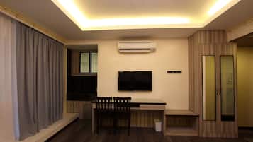 Deluxe Quadruple Room, 2 Katil Ratu (Queen) | Peti besi dalam bilik, meja, seterika/papan seterika