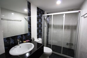 Deluxe Quadruple Room, 2 Queen Beds | Bathroom