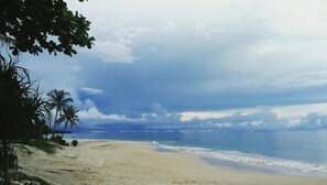 On the beach - Thazin Beach Hotel (Tazin)