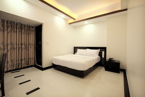 Executive Double Room | In-room safe, rollaway beds, free WiFi, bed sheets