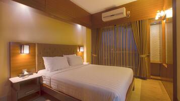 Family Suite | Minibar, desk, laptop workspace, free WiFi