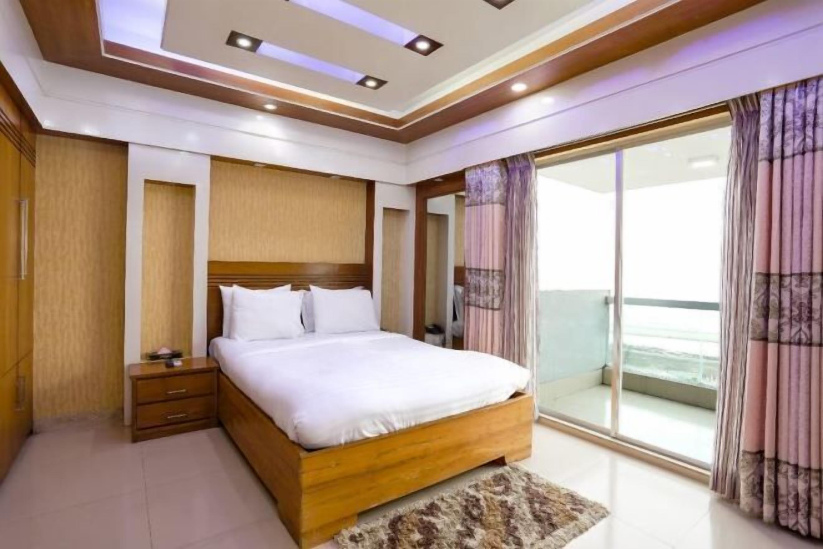 Minibar, bureau, espace de travail pour ordinateur portable