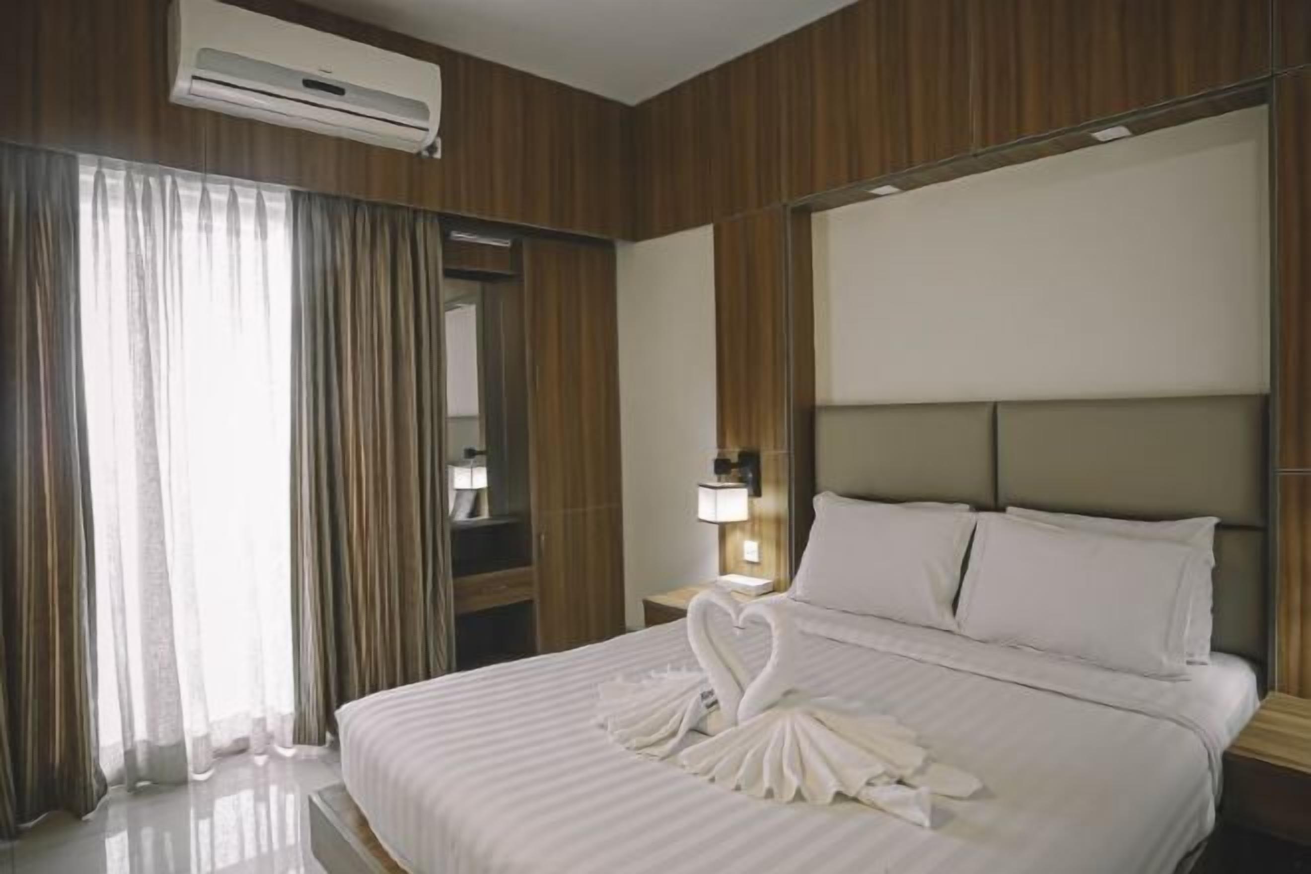 Minibar, bureau, espace de travail pour ordinateur portable