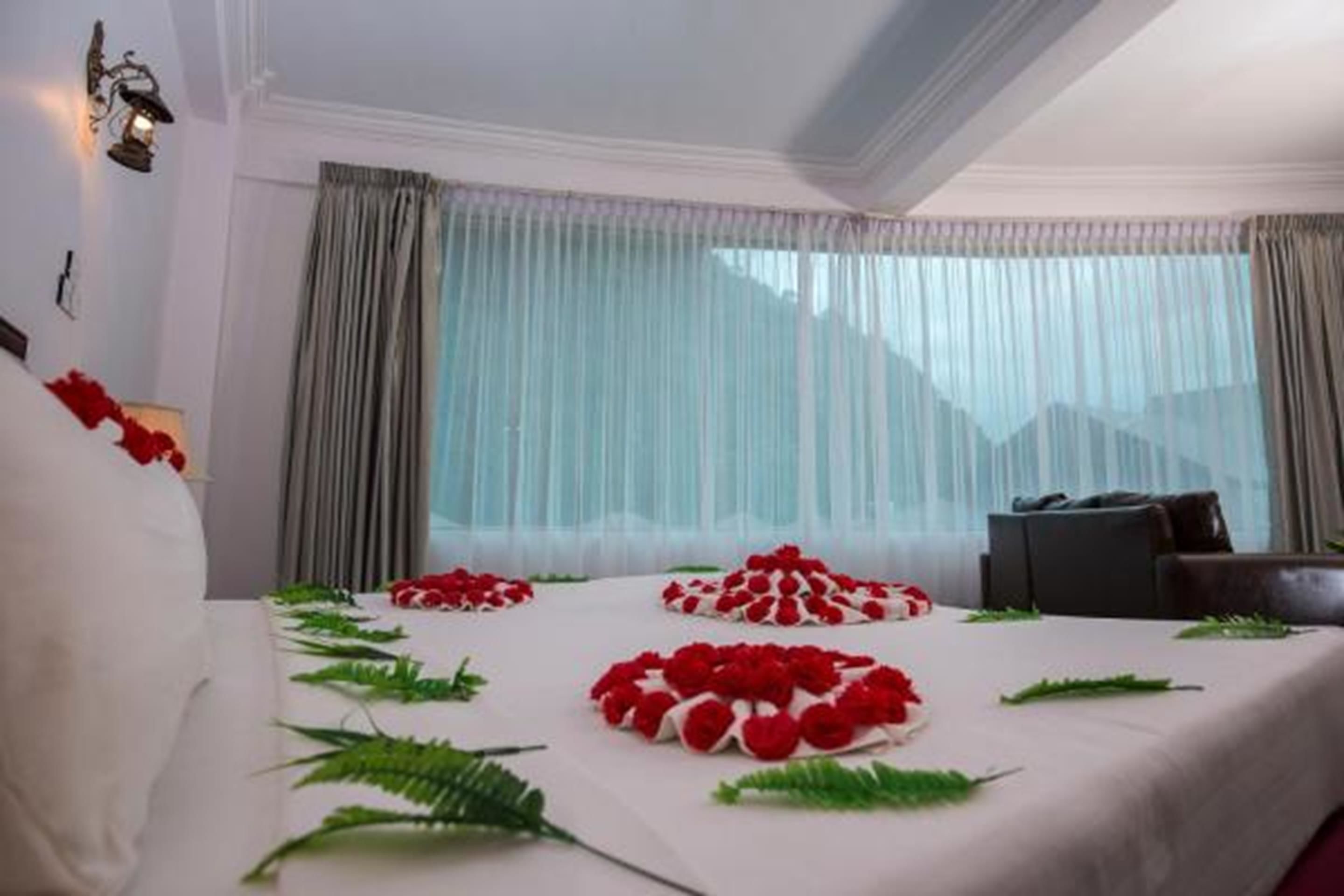 Deluxe Twin Room | Minibar, desk, laptop workspace, blackout drapes