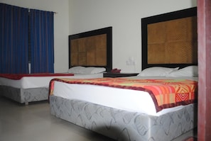 Desk, soundproofing, bed sheets - Hotel Sea Alif (Cox's Bazar)
