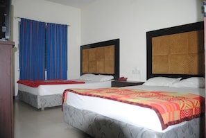 Desk, soundproofing, bed sheets - Hotel Sea Alif (Cox's Bazar)