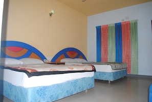 Desk, soundproofing, bed sheets - Hotel Sea Alif (Cox's Bazar)