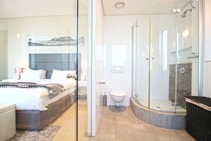 Lyxlägenhet - 1 sovrum - tillgång till pool | Badrum | Badkar och dusch, djupt badkar, gratis toalettartiklar och handdukar