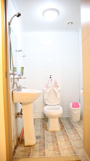 Camera (4 Beds) | Bagno | Set di cortesia gratuito, pantofole, asciugamani