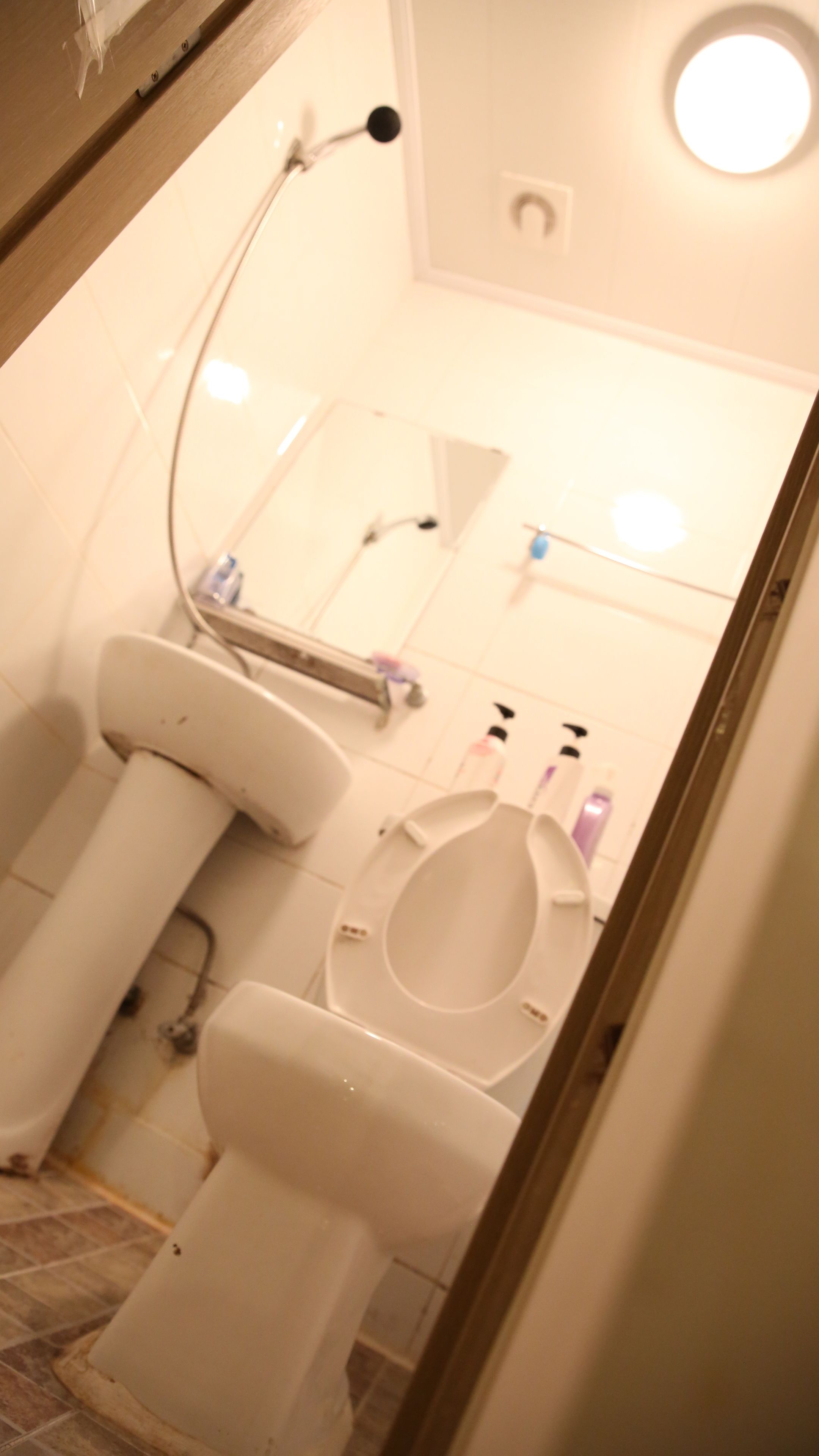 Chambre (4 Beds) | Salle de bain | Articles de toilette gratuits, chaussons, serviettes fournies