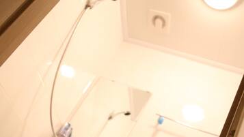 Chambre (4 Beds) | Salle de bain | Articles de toilette gratuits, chaussons, serviettes fournies