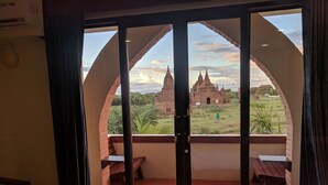A room with a balcony overlooking a temple complex. - Hotel Temple View Bagan (Nyaung-U)