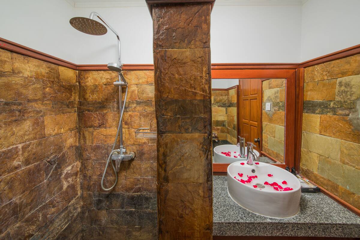 shower, free toiletries, slippers, towels