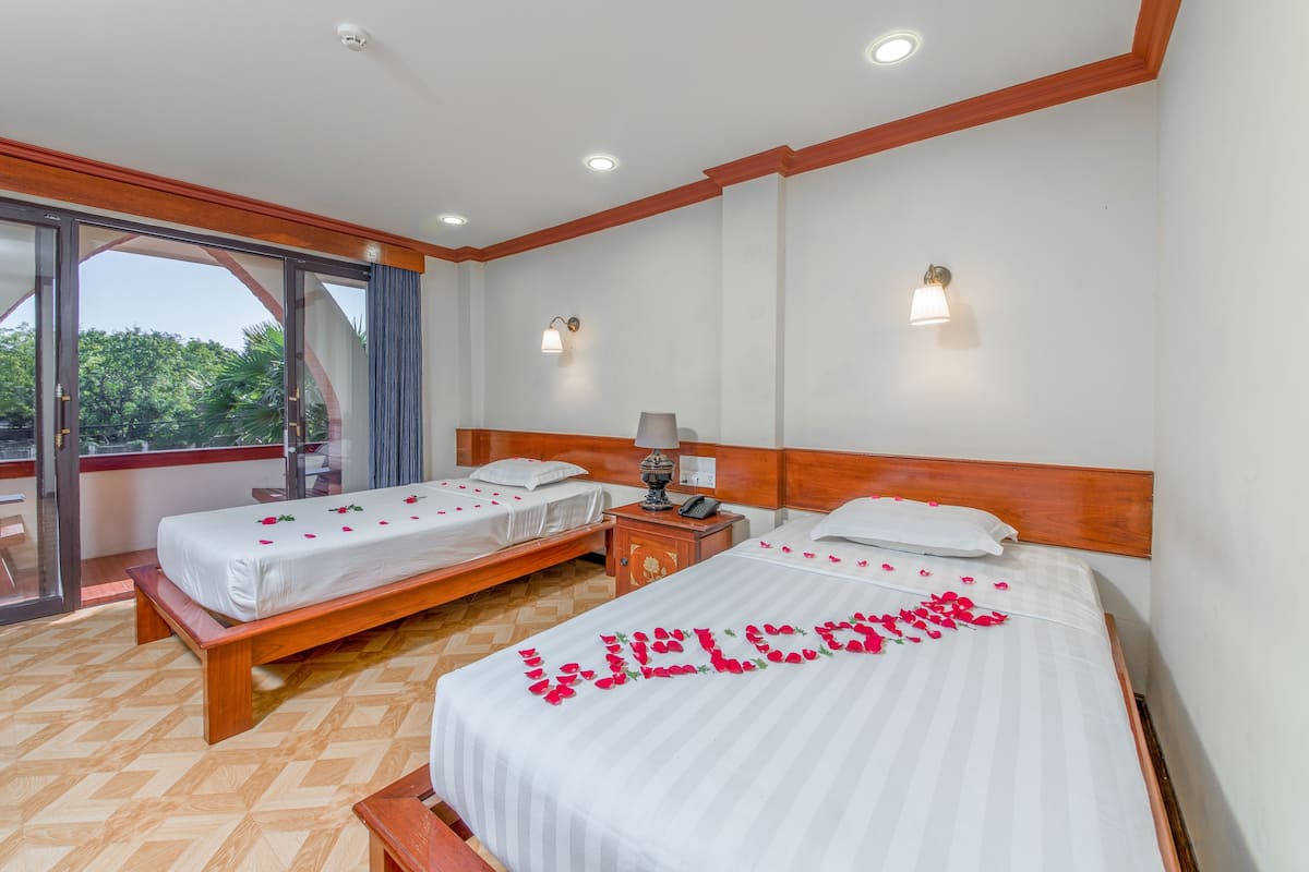 deluxe room, city view | living area | flat-screen tv