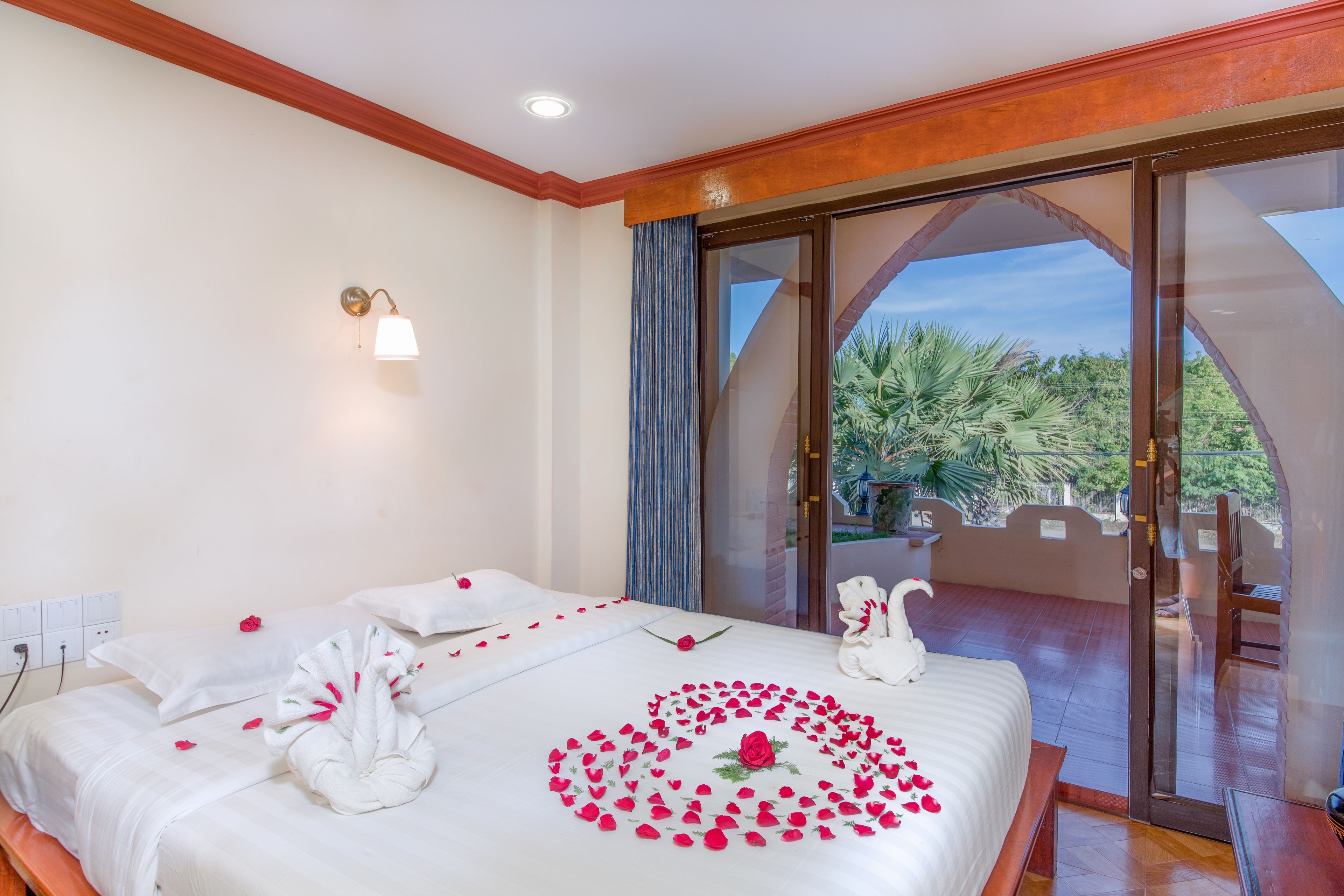 deluxe room, city view | living area | flat-screen tv