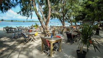 Café da manhã inglês todos os dias mediante uma taxa