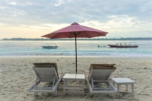 On the beach, snorkeling, fishing - Warna Beach Hotel (Gili Trawangan)