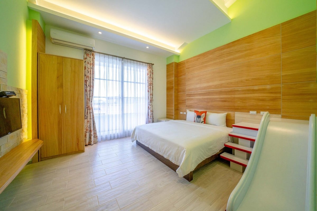 Gallery tweepersoonskamer, 1 queensize bed | Een bureau, verduisterende gordijnen, geluiddichte muren, gratis wifi