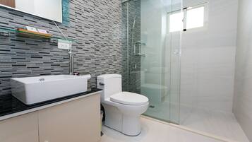 Double Room | Bathroom | Shower, free toiletries, hair dryer, slippers