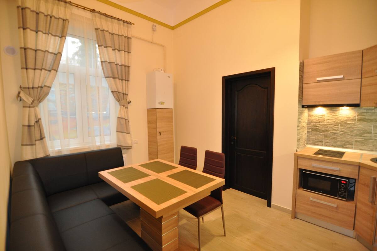 Courtyard Apartment | Wohnbereich | Flachbildfernseher