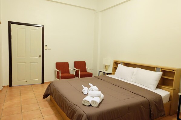 Desk, WiFi (free) - Lomsabai Apartments (Chonburi)