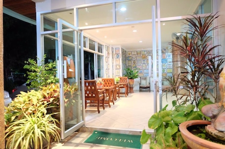 Fachada de la propiedad por la tarde o noche