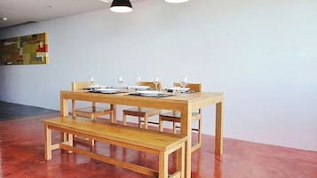 2 Bedrooms Sea View  | Khu vực ăn uống tại phòng